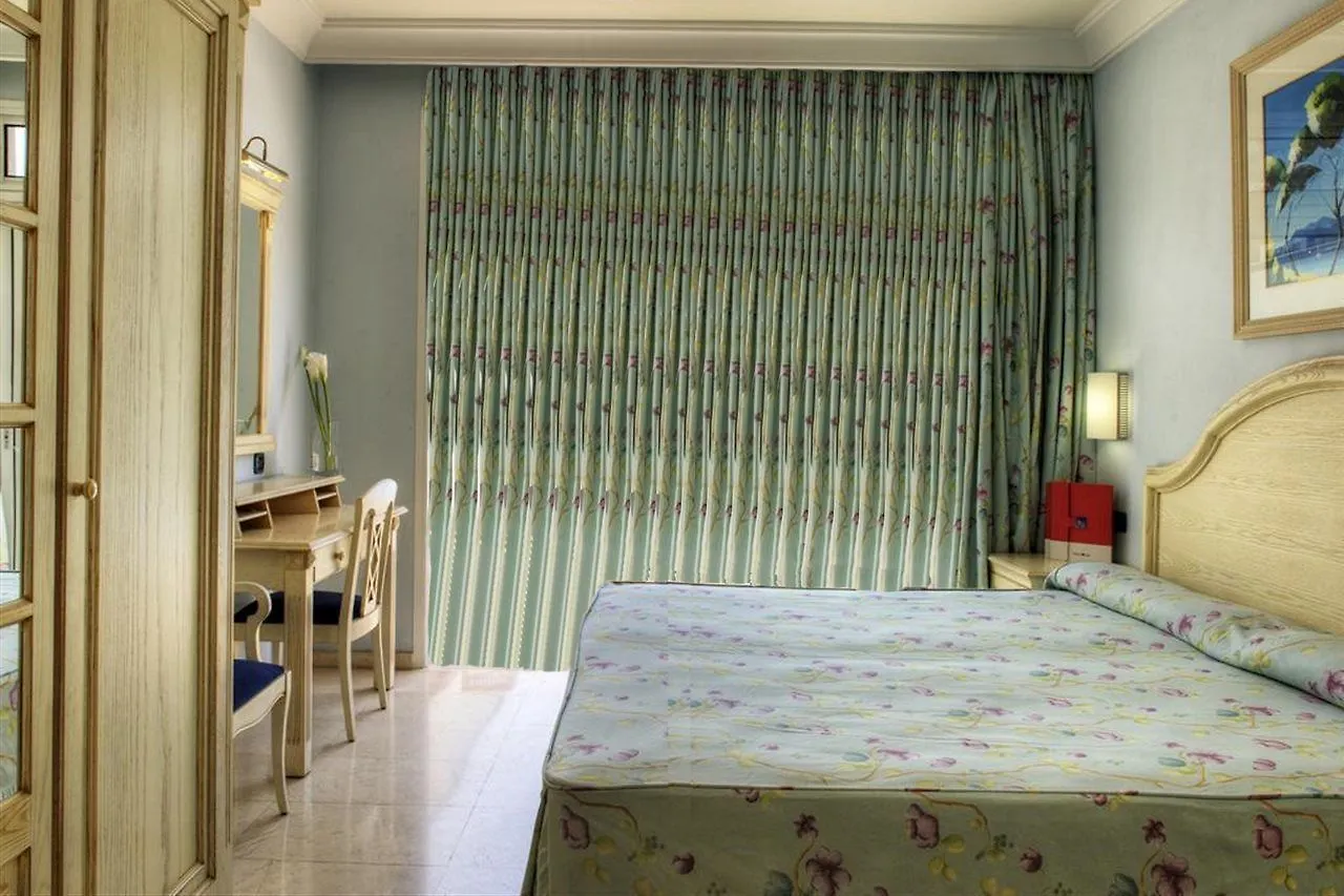 Holiday Club Playa Amadores 4*,
